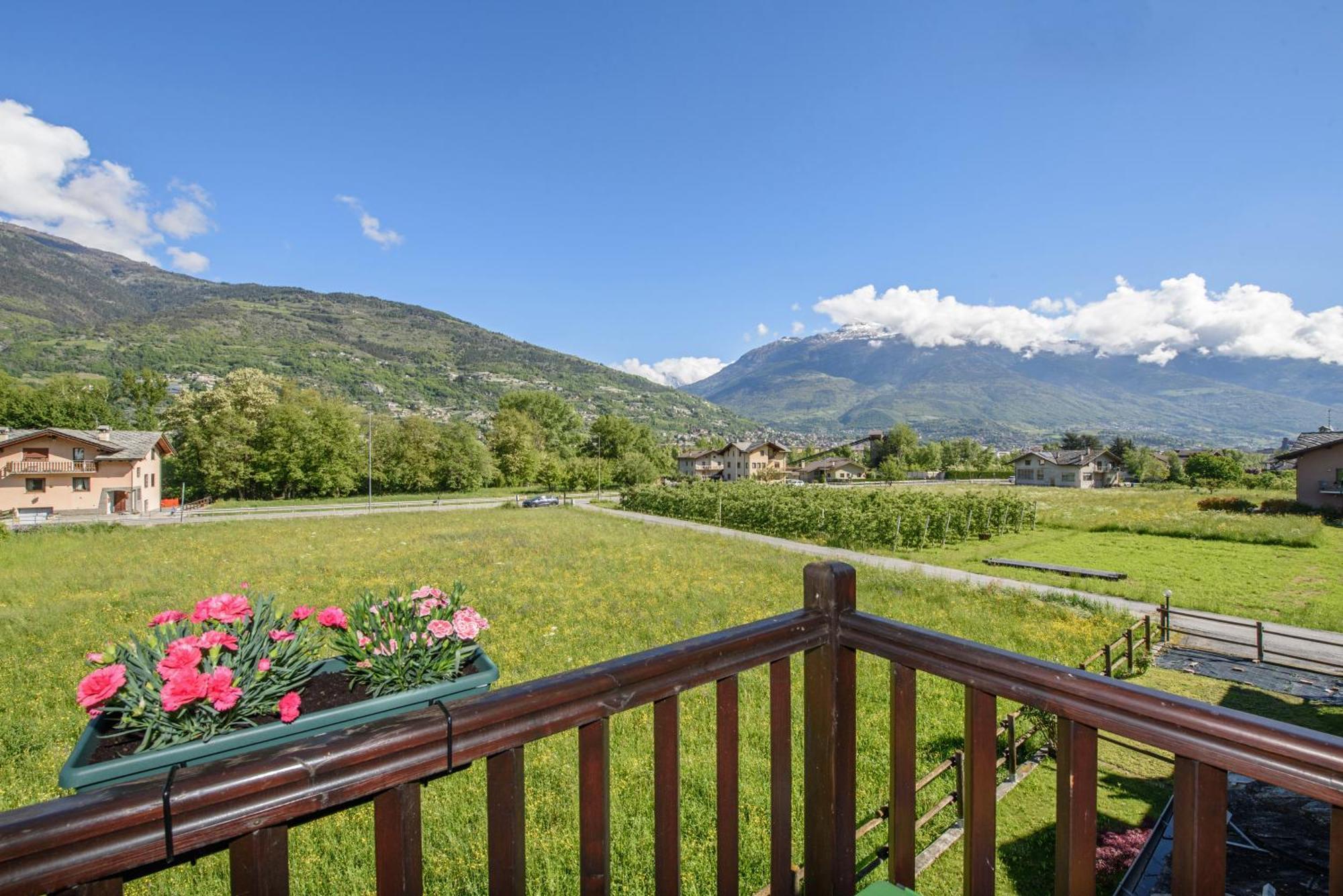 "The Mountain B&B" - Ski, Mtb & Beautiful View - Private Parking Aosta Buitenkant foto