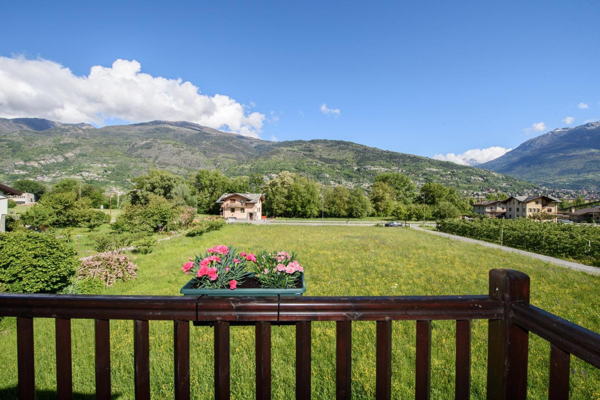 "The Mountain B&B" - Ski, Mtb & Beautiful View - Private Parking Aosta Buitenkant foto